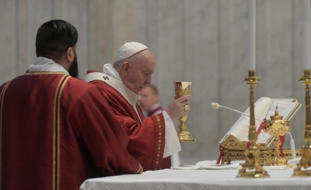 31/05/2020 – El Papa Francisco presidió, desde el altar de la Cátedra de la Basílica de San Pedro del Vaticano, la&hellip;