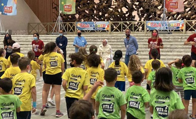 21/07/2020 – El Papa Francisco se reunió  con niños y jóvenes que participan en el curso de verano que se está&hellip;