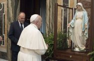 12/11/2020 – El Papa Francisco bendijo una imagen de la Virgen María de la Medalla Milagrosa en el Vaticano con motivo del 190 aniversario…