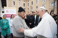 12/11/2021 – Apoyándose en el bastón de peregrino recibido de uno de los 550 personas pobres que le estaban esperando, el Papa Francisco se…