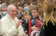 24/12/2021 – El Papa Francisco se reunió con empleados vaticanos y sus familias para felicitarlos por la Navidad 2021 y los animó a…