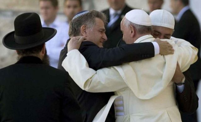 05/01/2022 – (Fuente: Vatican News) Francisco dedica el primer mensaje de oración del 2022 contra la discriminación y la persecución religiosa.&hellip;