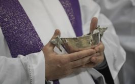 02/03/2022 – El Cardenal Pietro Parolin presidió la Misa este Miércoles de Ceniza con el rito de la…