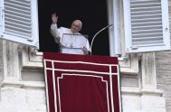 02/05/2022 – Antes de rezar el Regina Coeli, ante una multitud de fieles en la Plaza de San Pedro en el Vaticano, el Papa…