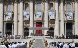 16/05/2022 – El Papa Francisco proclamó a 10 nuevos santos de la Iglesia Católica, entre ellos a Charles…