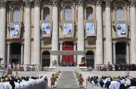 16/05/2022 – El Papa Francisco proclamó a 10 nuevos santos de la Iglesia Católica, entre ellos a Charles de Foucauld. Se trató de una festiva celebración en la Plaza San Pedro del Vaticano…
