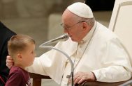 18/08/2022 – Durante la Audiencia General, un niño de cuatro años se acercó a saludar al Papa Francisco en el Aula Pablo VI del…