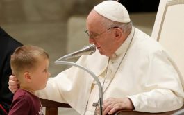 18/08/2022 – Durante la Audiencia General, un niño de cuatro años se acercó a saludar al Papa Francisco en el Aula…