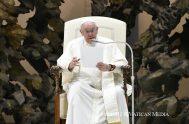 17/08/2022 – Este miércoles 17 de agosto, el Papa Francisco entró en el Aula Pablo VI del Vaticano ayudado por su bastón para…