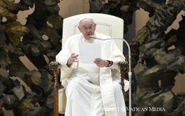 17/08/2022 – Este miércoles 17 de agosto, el Papa Francisco entró en el Aula Pablo VI del Vaticano ayudado por…