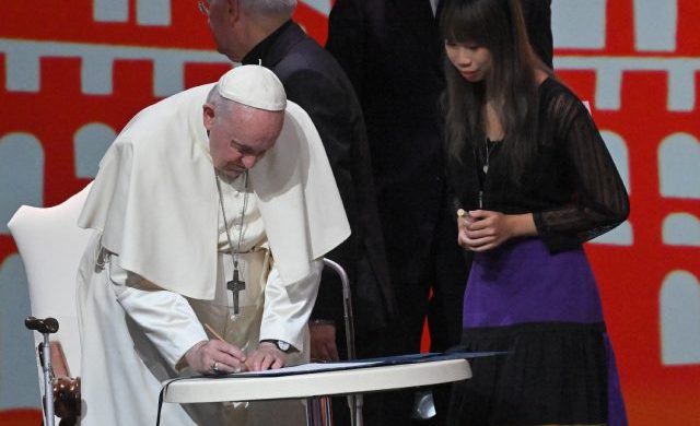 Los jóvenes, procedentes de 120 países y reunidos en Asís para el evento mundial “Economía de Francisco”, firmaron con el Papa este Pacto en el que, individualmente y todos juntos, se comprometen…