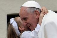 01/11/2022 – El Papa Francisco animó a los fieles a unirse en oración durante el mes de noviembre “por todos los niños y niñas…