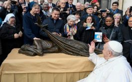 10/11/2022 – En el marco de la Jornada Mundial de los Pobres 2022, el Papa Francisco bendijo  una escultura titulada “Refugio”,…