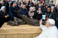 10/11/2022 – En el marco de la Jornada Mundial de los Pobres 2022, el Papa Francisco bendijo  una escultura titulada “Refugio”, que representa la…