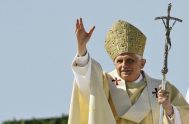 03/01/2022 – (Fuente: Vatican News) Numerosos fieles hicieron cola en la Plaza de San Pedro para dar el último adiós a Benedicto XVI. Laicos…