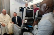 06/02/2023 – El papa Francisco, el arzobispo de Canterbury y el Moderador de la Iglesia de Escocia charlan con la prensa en el vuelo…