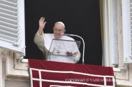 El domingo, el Papa Francisco felicitó a todos los padres del mundo y aseguró también sus oraciones por ellos. Al finalizar el rezo…
