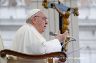El Papa Francisco presidió, como cada miércoles, la Audiencia General desde la Plaza de San Pedro del Vaticano. Este 17 de mayo, centró…