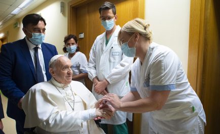 07/06/2023 – Al terminar la audiencia general, el Papa se marchó al Hospital Gemelli de Roma. Allí será sometido a una laparatomía, es decir, una operación que requiere la apertura del abdomen.…