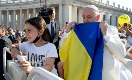 02/06/2023 – El Papa Francisco agradeció a un grupo de jóvenes de Ucrania y Rusia por trabajar como “hermanos” por la paz. El Santo Padre saludó a los jóvenes que llegaron a…