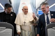02/08/2023 – (Fuente: Vatican News) Como es habitual, Francisco saludó a los periodistas de diarios internacionales que le acompañan en su 42 viaje…