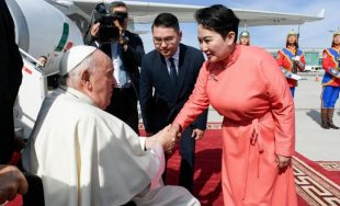 01/09/2023 – (Vatican News) El avión Airbus A330 de ITA Airways aterrizó en el Aeropuerto Internacional Chinggis Khaan a las 3:52 de la madrugada, de Roma, siendo las 09:52 en Ulán Bator.…