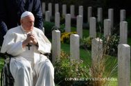 https://youtu.be/nCxbQ-o4Ee8 02/11/2023 - (Fuente: Vatican News) Francisco celebró la Misa de Conmemoración de los Difuntos en el "Rome War Cemetery", entre las tumbas…
