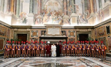 06/05/2024 – (Fuente: Vatican News) El Papa recibió a los miembros del Cuerpo de la Guardia Suiza Pontificia, que han venido con sus familias para su celebración. Por la tarde la jura…