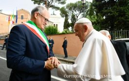 10/06/2024 – El Papa Francisco visitó hoy, lunes 10 de junio, por segunda vez, el Ayuntamiento de Roma (Campidoglio), en…
