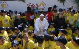 19/07/2024 – (Fuente: Vatican News) El Papa Francisco, como cada año, visita a los niños, animadores y personal de “Estate…