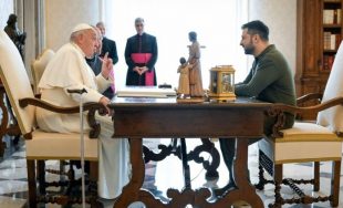 11/10/2024 – (Fuente: Vatican News) El presidente ucraniano visitó por tercera vez el Palacio Apostólico para la audiencia con Francisco. Los días pasados estuvo en Londres y París, por la tarde estará…