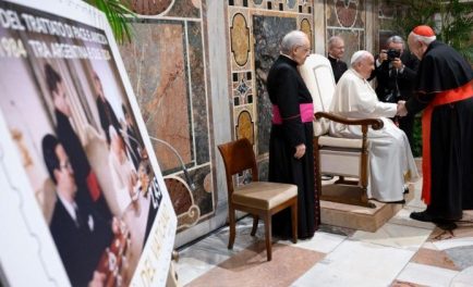 26/11/2024 – (Fuente: Vatican News) El Santo Padre participa en un acto conmemorativo del 40º aniversario del tratado de paz y amistad entre Argentina y Chile en 1984, que determina la solución…