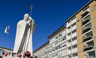 04/03/2025 - (Fuente: Vatican News) La Sala de Prensa del Vaticano informa sobre el estado de salud del Pontífice. Ayer por la tarde el boletín médico informaba de dos episodios de insuficiencia…