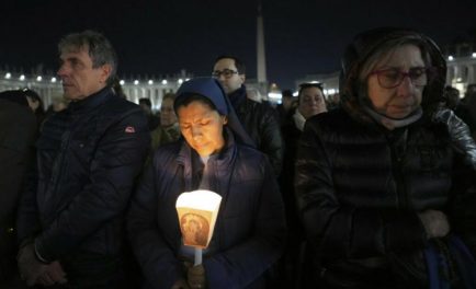 07/03/2025 - El Papa Francisco envió un mensaje de agradecimiento a los peregrinos reunidos en la Plaza de San Pedro para el rezo del Rosario, bendiciendo a los participantes.