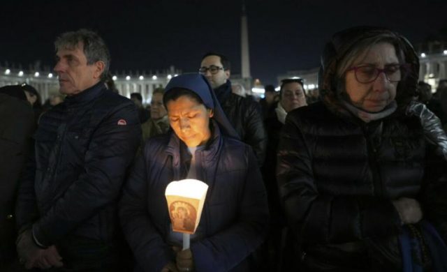 07/03/2025 - El Papa Francisco envió un mensaje de agradecimiento a los peregrinos reunidos en la Plaza de San Pedro para el rezo del Rosario, bendiciendo a los participantes.