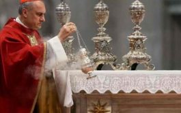 29/04/2025 – Al presidir la cuarta Misa de Novendiales en memoria del Papa Francisco, el cardenal Gambetti recuerda a los…