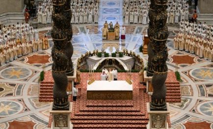 17/04/2025 – En la basílica de San Pedro, la misa crismal del Jueves Santo fue presidida por el cardenal Calcagno, delegado del Papa Francisco.