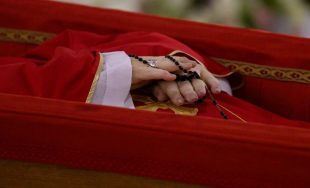 22/04/2025 – A las 10 de la mañana, primer día del Novendiali, se celebrará la Misa exequial del Papa Francisco en el atrio de la Basílica, según el Ordo Exsequiarum Romani Pontificis.