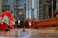 23/04/2025 – Los restos mortales del Papa Francisco fueron trasladados de la Casa Santa Marta a la Basílica de San Pedro, donde su…