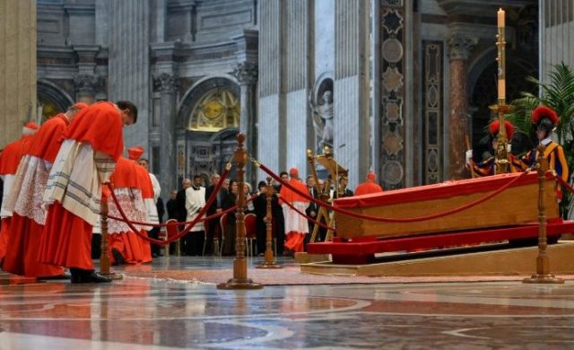 23/04/2025 – Los restos mortales del Papa Francisco fueron trasladados de la Casa Santa Marta a la Basílica de San Pedro, donde su cuerpo reposará para que los fieles puedan rendirle un…