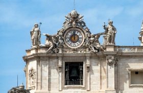 21/04/2025 – El Vaticano confirmó el fallecimiento del Papa Francisco y anunció el inicio del protocolo funerario. El Cardenal Farrell dirigirá esta noche el rito solemne de la constatación de la muerte…