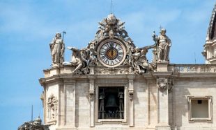 21/04/2025 – El Vaticano confirmó el fallecimiento del Papa Francisco y anunció el inicio del protocolo funerario. El Cardenal Farrell dirigirá esta noche el rito solemne de la constatación de la muerte…
