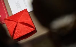 07/05/2025 – Esta tarde tuvo lugar la procesión de los 133 cardenales electores desde la Capilla Paulina a la Capilla…