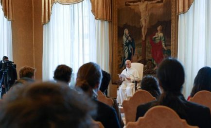 16/06/2025 - En la mañana de este lunes, el Pontífice se reunió con los 24 jóvenes astrónomos que, del 1 al 27 de junio, en el Observatorio de Castel Gandolfo, están siguiendo…