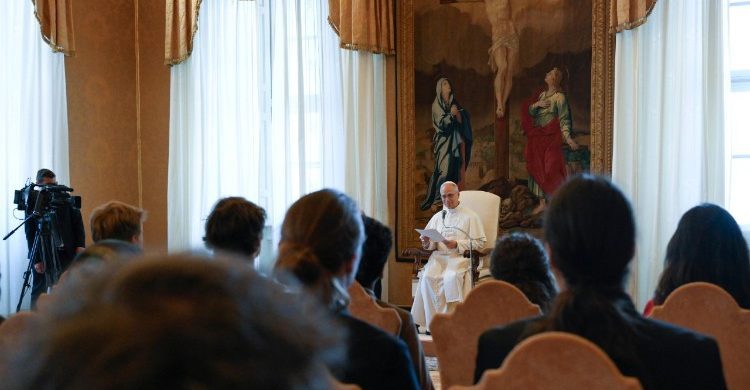 25/08/2025 - En una peregrinación tras las huellas de grandes santos, aproximadamente 360 monaguillos franceses fueron recibidos por el papa León XIV, el lunes 25 de agosto en la Sala Clementina del Vaticano.
