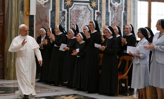 30/06/2025 - (Fuente: Vatican News) León XIV recibe a las Hermanas de la Orden de San Basilio Magno, a las Hijas de la Divina Caridad, a las Hermanas Agustinas del Amparo, a…