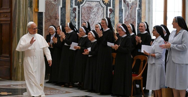 30/06/2025 - (Fuente: Vatican News) León XIV recibe a las Hermanas de la Orden de San Basilio Magno, a las Hijas de la Divina Caridad, a las Hermanas Agustinas del Amparo, a las Hermanas Franciscanas de los Sagrados Corazones, con ocasión de sus Capítulos Generales. En su discurso, las invita a tomar el ejemplo de San Agustín, San Basilio y…