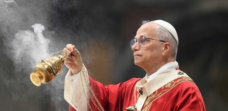 30/06/2025 - El papa León XIV presidió la misa en la solemnidad de los santos apóstoles Pedro y Pablo en el Altar de la Confesión de la basílica vaticana, donde presentó a las dos figuras apostólicas como verdaderos "pilares de la Iglesia" y donde bendijo e impuso el palio a 54 nuevos arzobispos metropolitanos.