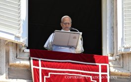30/06/2025 - El papa León XIV presidió la misa en la solemnidad de los santos apóstoles Pedro y Pablo en el Altar de la Confesión de la basílica vaticana, donde presentó a las dos figuras apostólicas como verdaderos "pilares de la Iglesia" y donde bendijo e impuso el palio a 54 nuevos arzobispos metropolitanos.