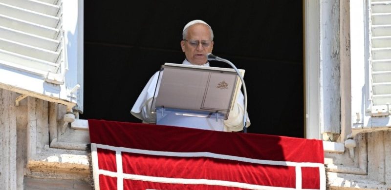 30/06/2025 - El papa León XIV presidió la misa en la solemnidad de los santos apóstoles Pedro y Pablo en el Altar de la Confesión de la basílica vaticana, donde presentó a las dos figuras apostólicas como verdaderos "pilares de la Iglesia" y donde bendijo e impuso el palio a 54 nuevos arzobispos metropolitanos.